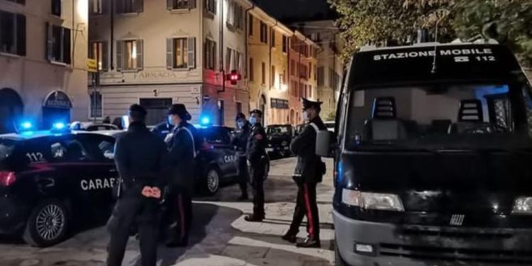 Arrestohet shqiptari dhe shtatë të tjerë në lidhje me vrasjen e biznesmenit në Itali; zbardhen akuzat për trafik droge dhe armëmbajtje pa leje.