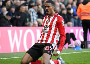 Arsenali mposht Chelsea në “Stamford Bridge” me një përmbysje të befasishme në fund të ndeshjes