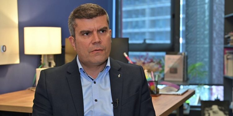 “Arsyet përse zgjodha të bashkëpunoj me Binajn”, thotë Ermal Hasimja: Ai më telefonoi dhe kërkoi mbështetje.