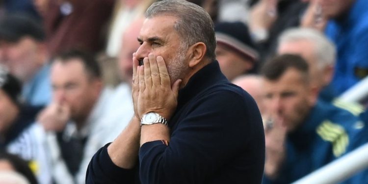 Asnjë fitore ende në krye të skuadrës angleze, trajneri i përzgjedhur nga presidenti grek për të zëvendësuar legendën rrezikon të shkarkohet.