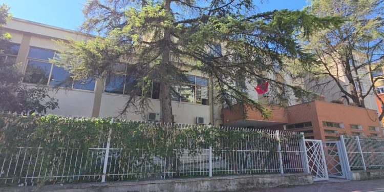 Atentati i parë ndaj gjyqtarëve: Në vitin 2007, Irena Maneku Gjoka u qëllua, duke zbuluar mangësi në standardet e sigurisë të gjykatave.