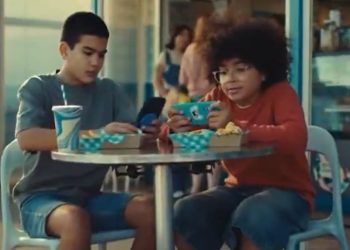 Australia fillon një fushatë reklamimi për të kufizuar aksesin në mediat sociale për adoleshentët.