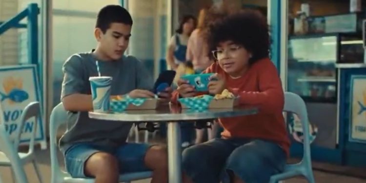 Australia fillon një fushatë reklamimi për të kufizuar aksesin në mediat sociale për adoleshentët.