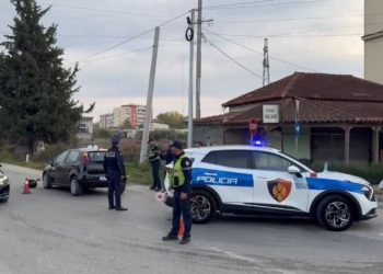 Automjeti godet motorrin në segmentin Fier-Levan, shoferi mbetet i lënduar.