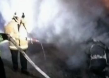 Automjeti në lëvizje shpërthen në flakë në Librazhd-Përrenjas, shoferi arrin të shpëtojë.