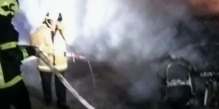 Automjeti në lëvizje shpërthen në flakë në Librazhd-Përrenjas, shoferi arrin të shpëtojë.