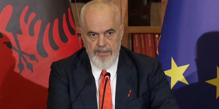 Autoriteti nuk fal: Rama tërheq vëmendjen kryetarëve të bashkive mbi ndërtimet pa leje