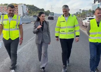 “Autostrada Tiranë-Durrës, gati për festat e fundvitit: Balluku inspekton punimet dhe falënderon qytetarët për mirëkuptimin në lidhje me trafikun”