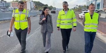 “Autostrada Tiranë-Durrës, gati për festat e fundvitit: Balluku inspekton punimet dhe falënderon qytetarët për mirëkuptimin në lidhje me trafikun”