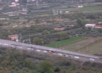Autostrada Vorë-Durrës e mbyllur çon në rritjen e trafikut në drejtim të Elbasanit, thotë policia: Apelojmë për mirëkuptimin e qytetarëve.