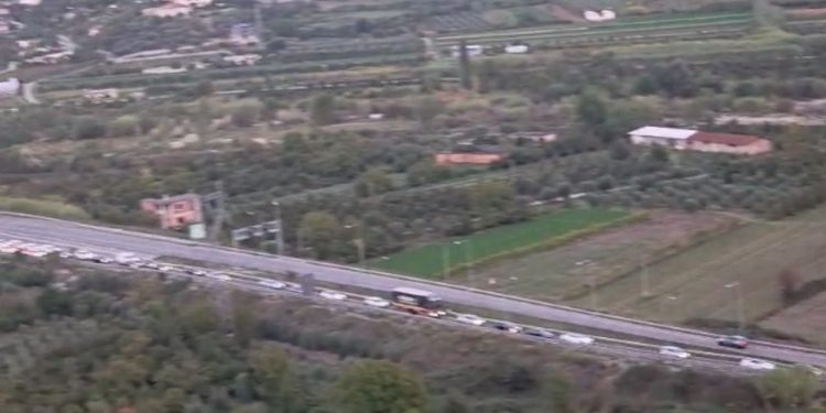 Autostrada Vorë-Durrës e mbyllur çon në rritjen e trafikut në drejtim të Elbasanit, thotë policia: Apelojmë për mirëkuptimin e qytetarëve.