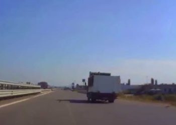Autostrada në Fushë Mamurras e bllokuar përkohësisht në të dy drejtimet, policia u bën thirrje qytetarëve.