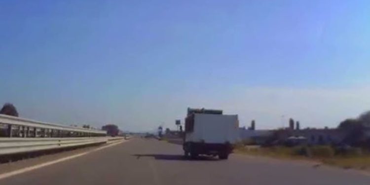 Autostrada në Fushë Mamurras e bllokuar përkohësisht në të dy drejtimet, policia u bën thirrje qytetarëve.