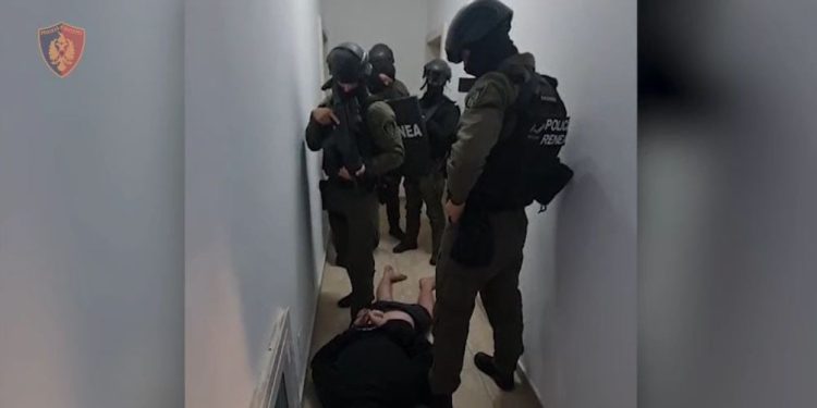 Avdylaj kishte armën e zjarrit pranë tij, publikohen imazhet nga operacioni i RENEA-s në apartamentin ku fshihej i kërkuari, arrestohet pas një operacioni të shpejtë dhe efektiv.