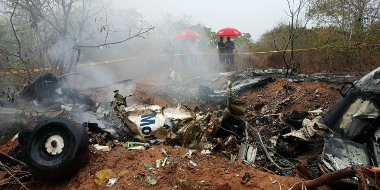 Avioni i vogël me 11 pasagjerë rrëzohet në Keninë, të gjithë humbin jetën. Autoriteti i Aviacionit Civil të Kenias (KCAA) njofton se ngjarja ndodhi në Qarkun Kwale.