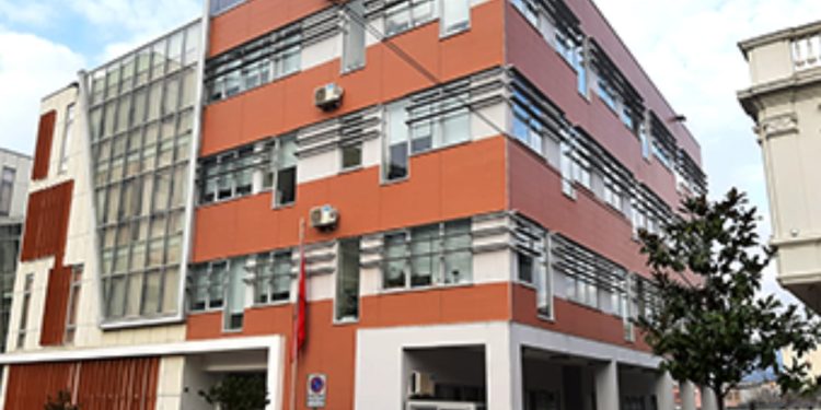 Avokatët bojkotojnë, duke bllokuar Gjykatën e Elbasanit; 330 seanca gjyqësore të anulohen.