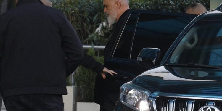 Avokatët e Veliajt kanë apeluar vendimin në Kushtetuese, ndërkohë Rama thirri strukturat e PS: Qeveria nuk e shkarkoi, por ishte këshilli bashkiak që e bëri këtë.