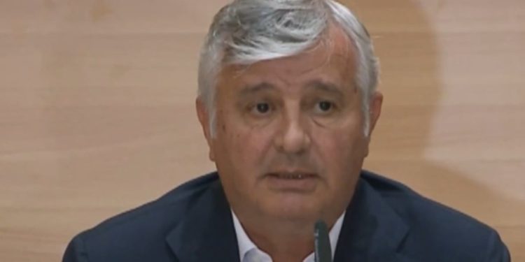 Avokatët shpallin një bojkot të pakufizuar pas arrestimit të kolegut Barjami, Maks Haxhia reagon: Nisma të tilla janë revolucionare dhe në përputhje me ligjin.