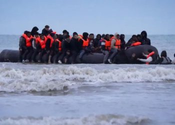 Azilkërkuesit do të transferohen nga hotelet në Britani, ndërsa qeveria përgatitet për zhvendosjen e 900 emigrantëve në qendrat ushtarake.