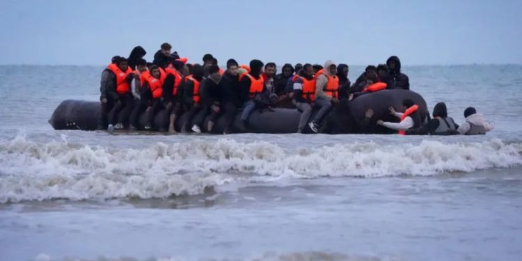 Azilkërkuesit do të transferohen nga hotelet në Britani, ndërsa qeveria përgatitet për zhvendosjen e 900 emigrantëve në qendrat ushtarake.