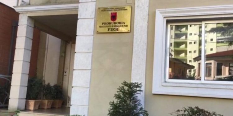 Baba akuzohet për dhunë dhe keqtrajtim të djalit, Prokuroria e Fierit e çon në gjyq, lëshohet urdhër mbrojtjeje për të miturin.