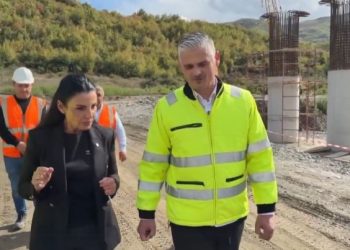 Balluku viziton punimet në autostradën Elbasan-Rrogozhinë: Ecuria arrin në 60%, 18 kilometrat e parë pritet të përfundojnë në qershor 2026.