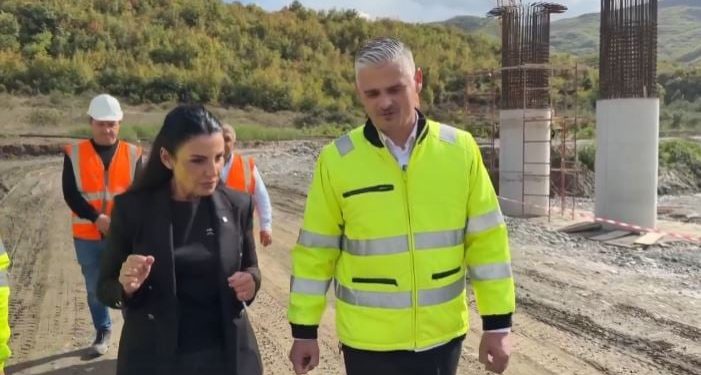Balluku viziton punimet në autostradën Elbasan-Rrogozhinë: Ecuria arrin në 60%, 18 kilometrat e parë pritet të përfundojnë në qershor 2026.