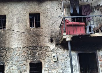 Banesa në Tropojë e përfshirë nga zjarri
