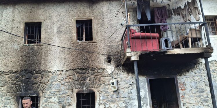 Banesa në Tropojë e përfshirë nga zjarri