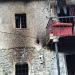 Banesa në Tropojë e përfshirë nga zjarri