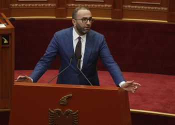 Bardhi nuk pranon të braktisë sallën pas përjashtimit nga Kuvendi, ndërsa Peleshi e ndalon seancën.