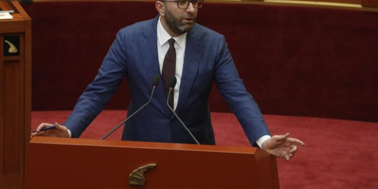 Bardhi nuk pranon të braktisë sallën pas përjashtimit nga Kuvendi, ndërsa Peleshi e ndalon seancën.