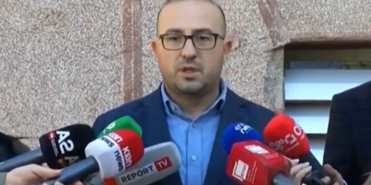 Bardhi përjashtohet nga punimet në Kuvend për 15 ditë: “Qëllimi është të mbyllet goja e opozitës”, Korreshi reagon me humour: Na ulën çmimin.