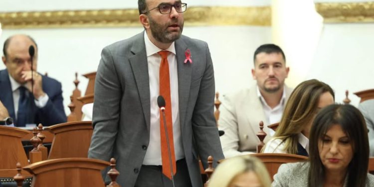 Bardhi reagon ashpër pas mbylljes së seancës pa debat: Shteti ka rënë, organi kushtetues nuk funksionon më.