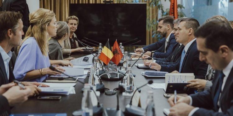 “Bashkëpunimi ndërkombëtar, esencial në përballjen me krimin dhe migrimin e paligjshëm” / Kreu i SPAK takon ministren belge të Drejtësisë