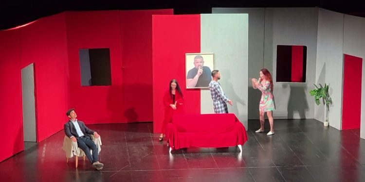 “Bashkëshortja e burrit tim” / Komedia me regji të Kiço Londos në teatrin “Bylis” të Fierit