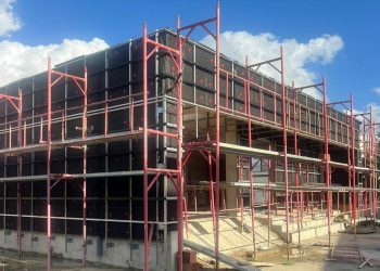 Bashkia e Tiranës ndalon një ndërtim tjetër në Farkë që ka shkelur lejen e dhënë.