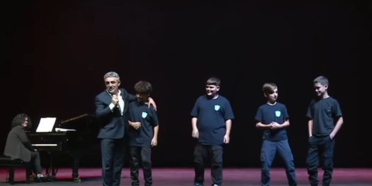 “Bashkohu me ne në këndimin e përbashkët”, edicioni i 9-të i projektit do të seleksionojë koret nga shkollat 9-vjeçare.