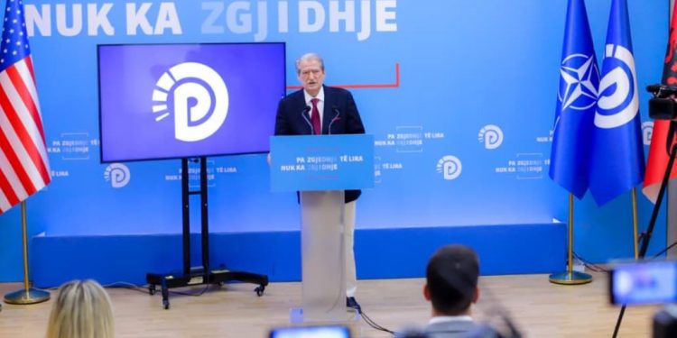 Batutat mes Macron dhe Trump, Berisha: Këto janë tallje me Presidentin e SHBA-së, një shërbim i dëmshëm për Shqipërinë.