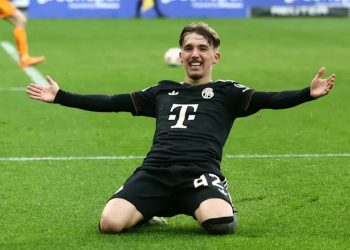 Bayerni vazhdon serinë e tij të suksesshme, kampionët e Gjermanisë arrijnë fitoren e 13-të radhazi, ndërsa një talent 17-vjeçar shënon përsëri.