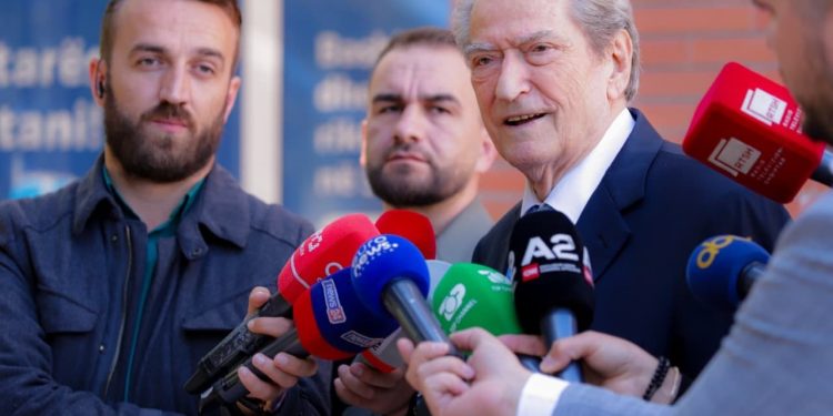 “Begaj nuk ka vullnet për të dhënë dorëheqjen”, Berisha: E përshëndes vendimin e Gjykatës Kushtetuese, akt thelbësor.