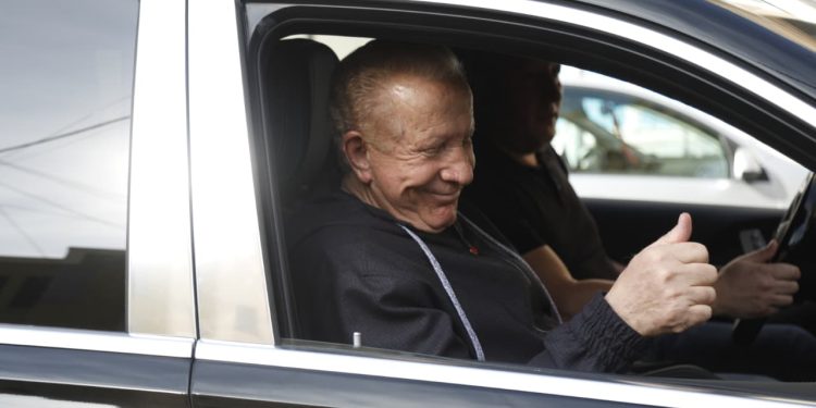 Behgjet Pacolli largohet nga Prokuroria e Tiranës, biznesmeni shprehet: Aeroporti i Vlorës do të realizohet, do të jetë më i bukuri.