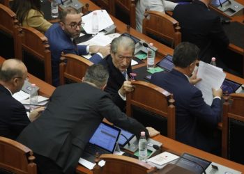 Berisha adreson Eno Bozdos. Ministrja “monitoron” Toni Gogun. Pamje interesante nga seanca.