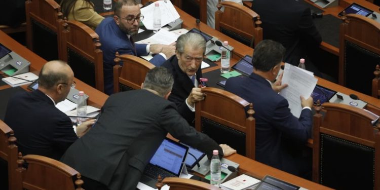 Berisha adreson Eno Bozdos. Ministrja “monitoron” Toni Gogun. Pamje interesante nga seanca.