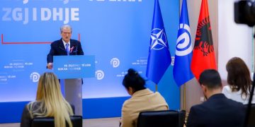 Berisha i hapur për takimin me Ramën në lidhje me ndryshimin e Kushtetutës: Pranë tavolinës pa ndonjë kompleksitet, është e nevojshme të ulet numri i deputetëve.