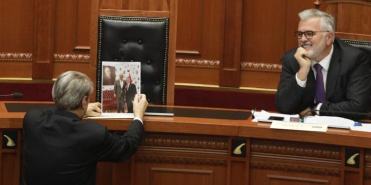 Berisha publikon fotografinë e Ramës dhe McGonigal, Gogu e heq atë me një goditje.