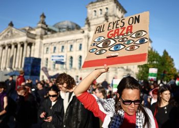 Berlin: Policia ndalon protestën në mbështetje të Palestinës në përvjetorin e sulmit të Hamasit mbi Izraelin.
