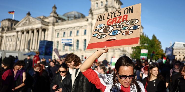 Berlin: Policia ndalon protestën në mbështetje të Palestinës në përvjetorin e sulmit të Hamasit mbi Izraelin.