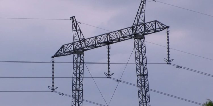 Biznesi i energjisë në tregun e lirë: 2400 kompani nuk do të marrin më furnizim nga OSHEE për tensionin 6 KV nga viti 2026.