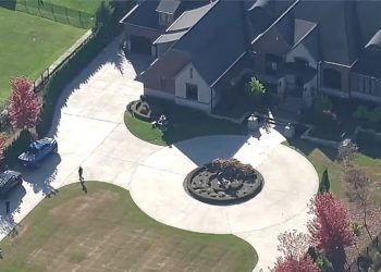 Biznesmeni i njohur, i pozicionuar para rezidencës së tij luksoze me vlerë 1.9 milion dollarë, përballet me një sulm të armatosur në plena ditë.